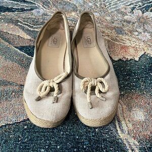 UGG Australia Cream & Tan Flats Women’s Size 7 Cozy Casual Slip-On Shoes Classic